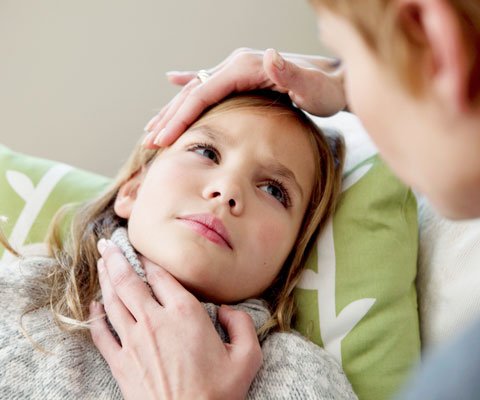 У ребенка болит горло: первая помощь