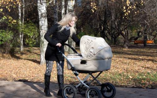 Какую коляску для ребенка лучше выбрать на осень и зиму?