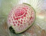 Сердечко внутри цветка, в резьбе использованы все три цвета арбуза